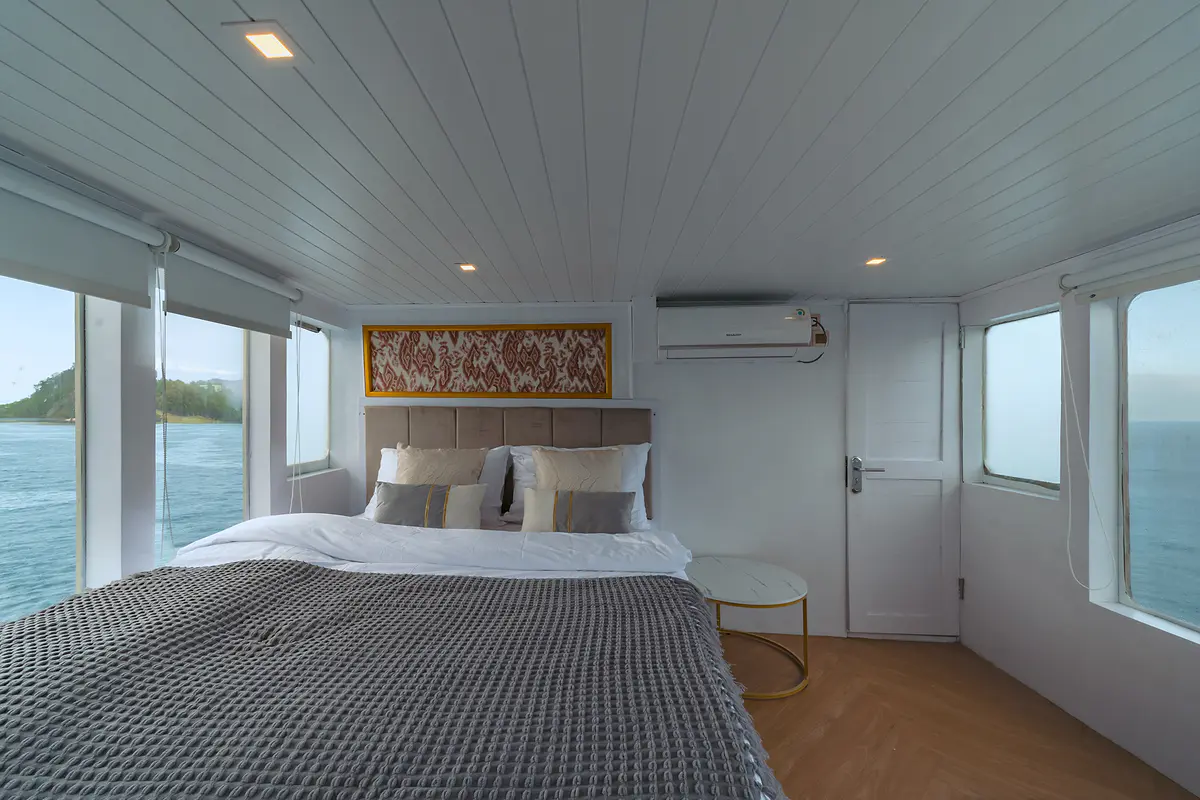 Master Suite with Balcony & Bathtub - Image 1